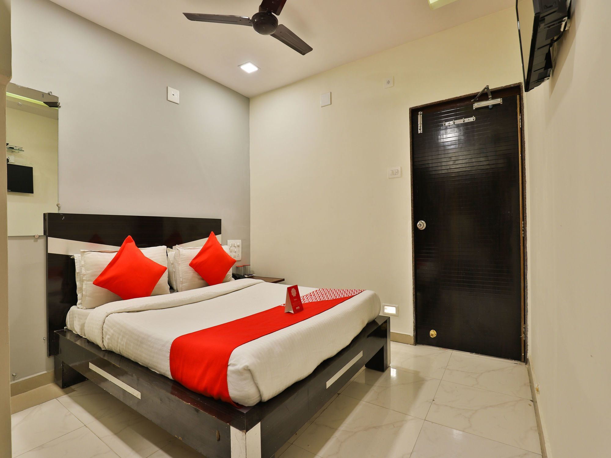 Oyo 13535 Aakash Hotel Ahmedabad Buitenkant foto