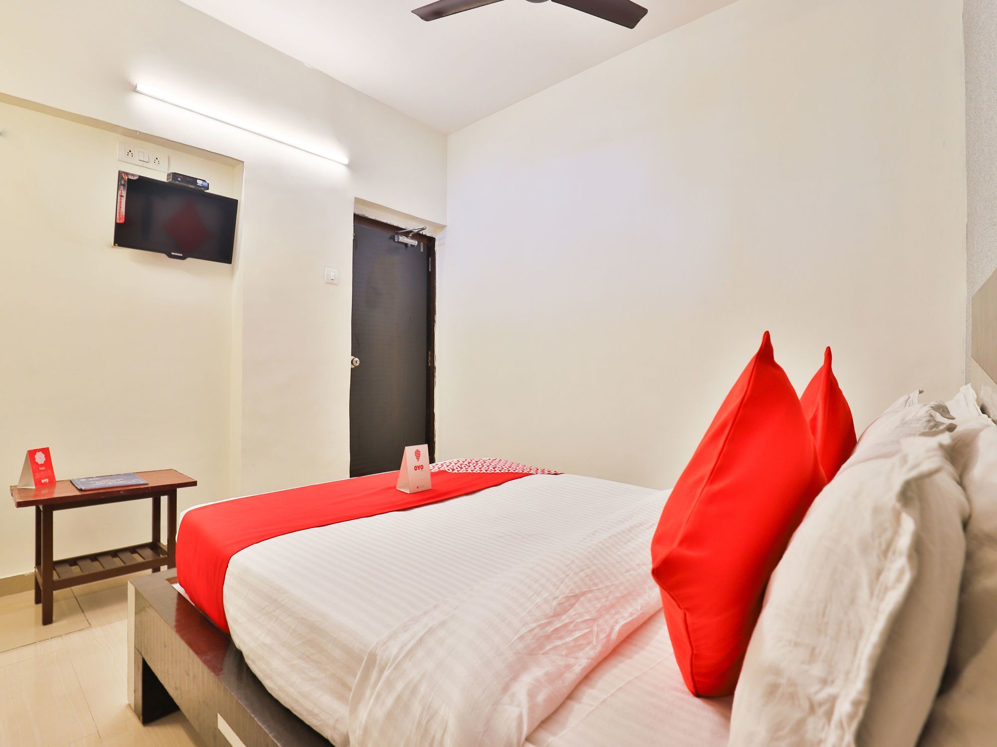 Oyo 13535 Aakash Hotel Ahmedabad Buitenkant foto